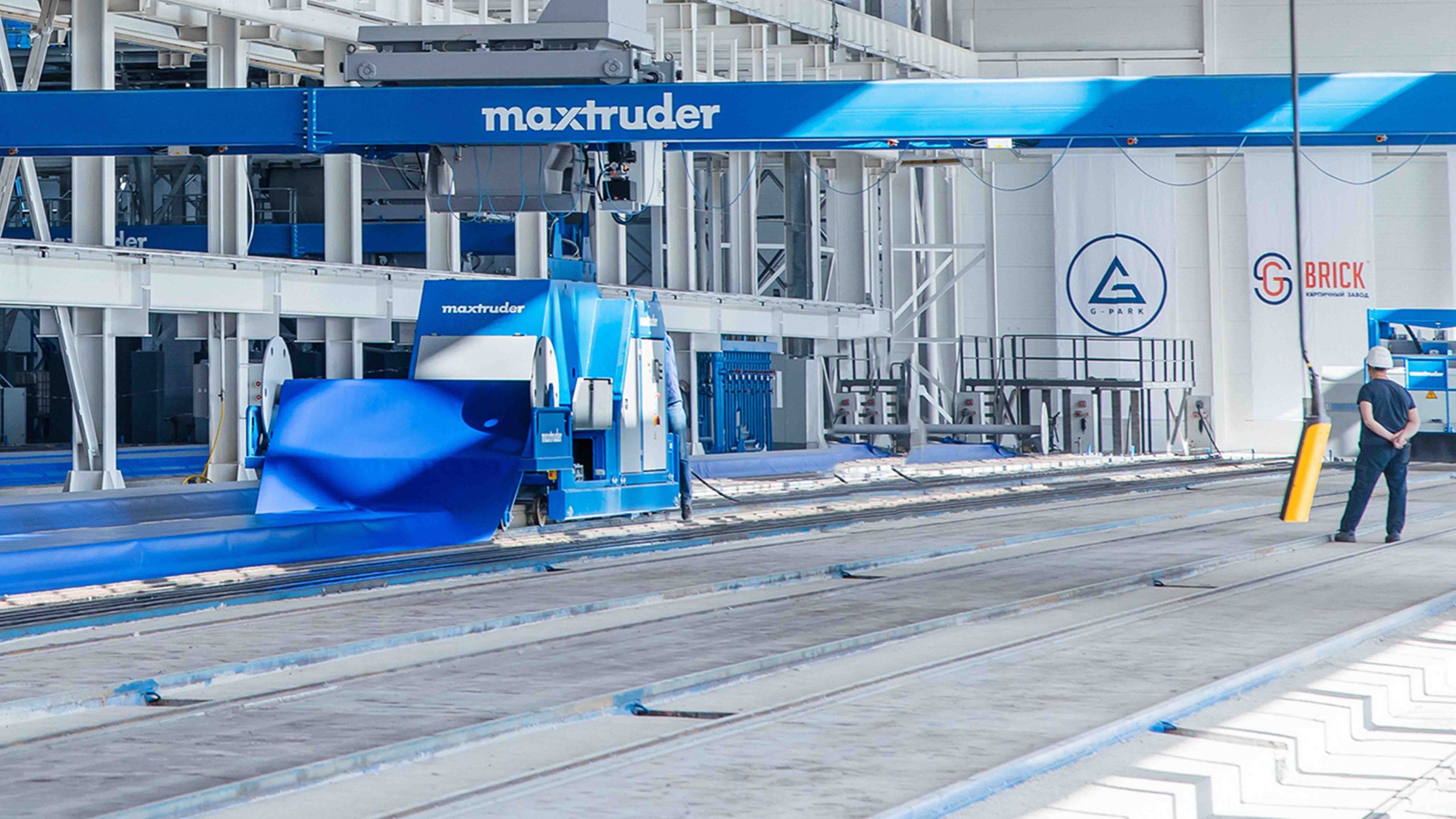 MAX-truder extrusion machine in a modern production hall, symbolising precise and efficient concrete production.