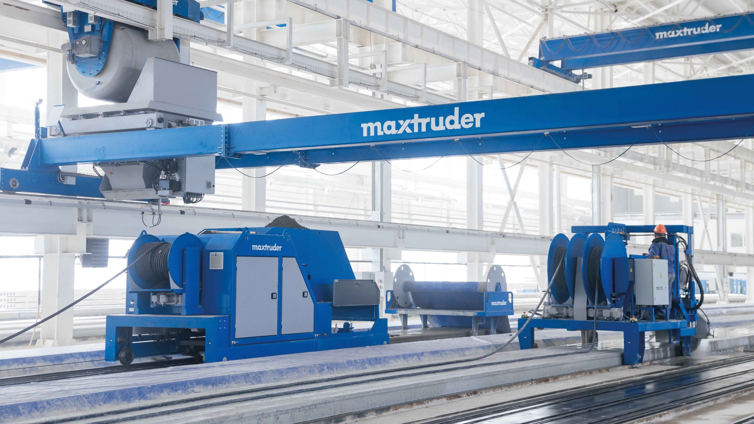 Hollowcore slab production with maxtruder extruder and maxcut saw in a modern precast concrete hall