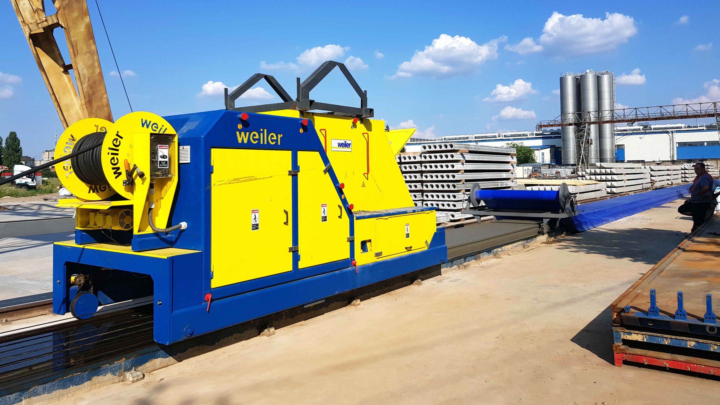 Weiler extruder producing hollowcore slabs on the production line of a mobile precast concrete plant