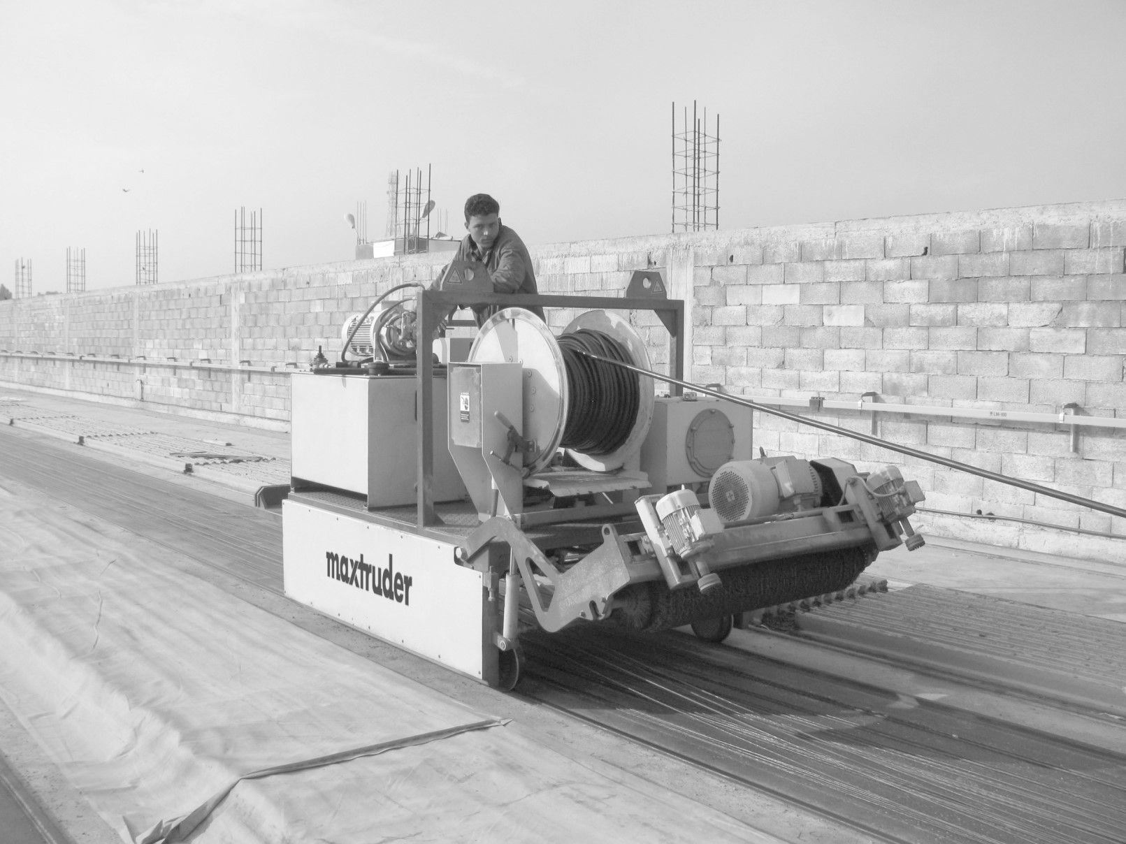 Prestressed concrete track sweeping machine, preparation, spray release agent