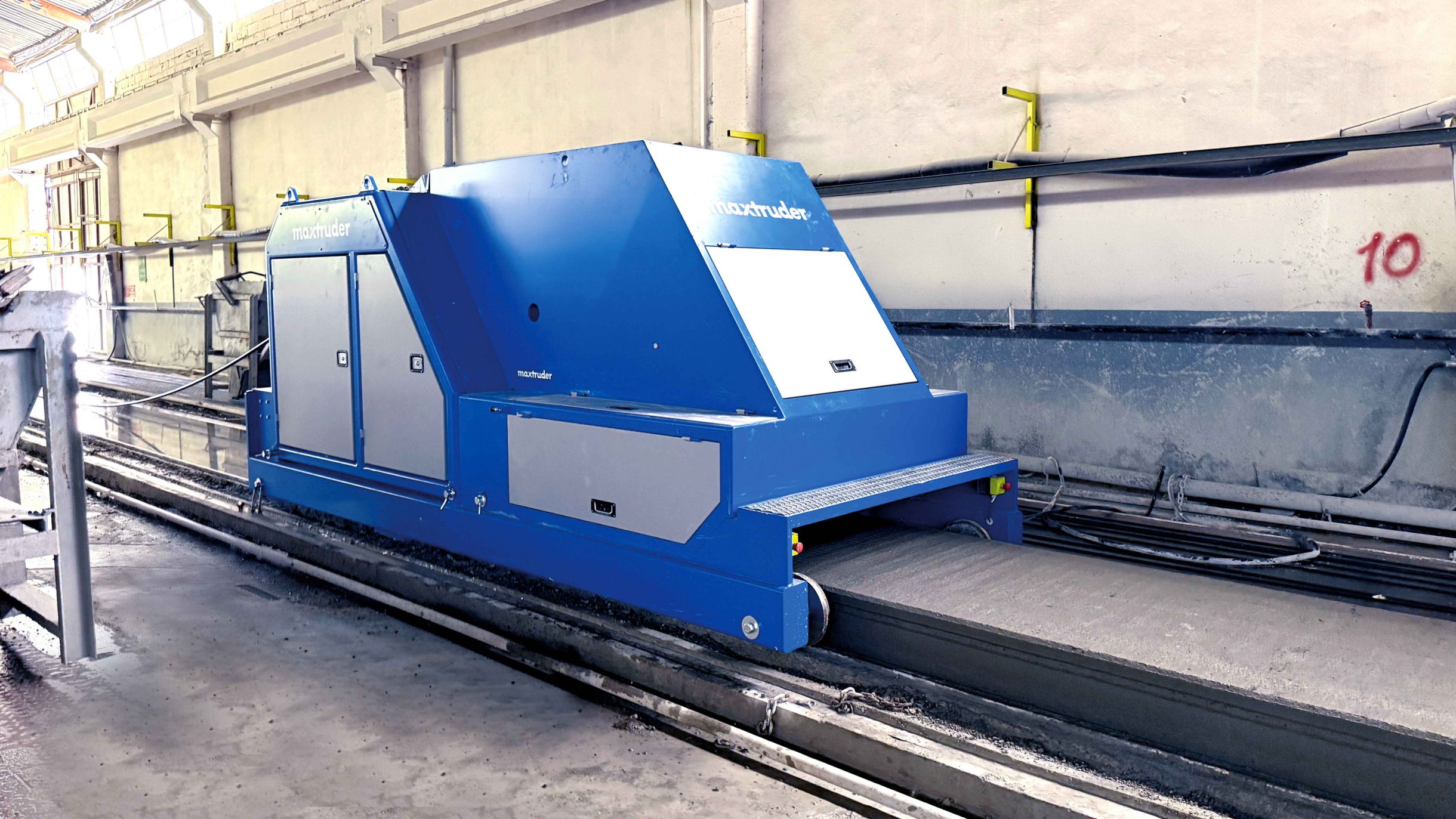 Side view of a MAX-truder machine at Vessam Prefabrik for flexible hollowcore slab production.